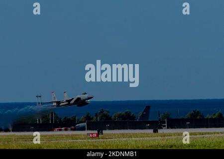 Un aigle F-15C de la Force aérienne des États-Unis prend son envol lors de l'exercice Katana Strike à la base aérienne de Kadena, à Okinawa, au Japon, le 26 octobre 2022. La grève de Katana est dirigée par le groupe d'information de la Force expéditionnaire maritime III et est conçue pour démontrer sa compétence dans la planification, la coordination et l'exécution de la force conjointe de la coalition dans un environnement maritime qui utilise des forces terrestres pour lancer le cycle de ciblage. Katana Strike présente 5th Air Naval Gunfire liaison Company, qui sert de centre central pour la conduite de communications à long terme entre des unités communes terrestres, navales et aériennes sur multi Banque D'Images