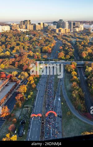 Les coureurs qui ont participé au Marathon 47th du corps des Marines commencent leur course à Arlington, en Virginie, le 30 octobre 2022. Organisé par les hommes et les femmes du corps des Marines des États-Unis, le MCM 47th est le premier événement en direct depuis 2019. La course de 26,2 miles a attiré environ 20 000 participants, plus de 2 400 marins et marins, et 1 500 volontaires civils. Connu sous le nom de « People's Marathon », il n'y a pas de prix pour les meilleurs joueurs ; tous les coureurs ont été célébrés pour leur honneur, leur courage et leur engagement. (É.-U. Corps maritime photo par lance Cpl. George Nudo) Banque D'Images