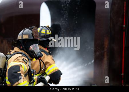 WASHINGTON (OCT. 31, 2022) -- les membres des services d'incendie et d'urgence du district naval de Washington éteignent un incendie simulé à bord de la base conjointe Anacostia-Bolling. Les Services d'incendie et d'urgence de NDW offrent une formation de routine en cas d'incendie pour s'assurer que leurs pompiers sont prêts à faire fonctionner l'équipement et à éteindre les incendies. (É.-U. Bleu marine photo par le spécialiste des communications de masse 3rd classe Oliver Serna) Banque D'Images