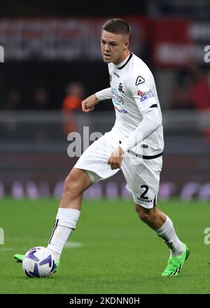 Milan, Italie, 5th novembre 2022. Emil Holm de Spezia Calcio pendant la série Un match à Giuseppe Meazza, Milan. Le crédit photo devrait se lire: Jonathan Moscrop / Sportimage Banque D'Images