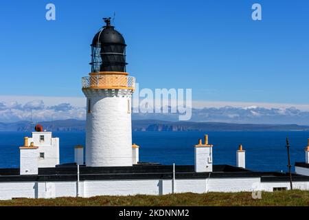 Le phare près du sommet de Dunnet Head, Caithness, Écosse, Royaume-Uni. Au loin se trouvent les collines de Hoy, Orkney, au-dessus de la Pentland Firth. Banque D'Images