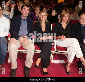 Madrid, Espagne, 07/11/2022, Luis Garcia Montero, Yolanda Diaz et Pilar Alegria assistent à l'hommage rendu à l'écrivain Almudena grandes au théâtre María Guerrero de Madrid. À l'occasion du premier anniversaire de sa mort, la Fondation Academia de Cine, en collaboration avec la maison d'édition Tusquets et le Centro Dramático Nacional (CDN), rend hommage à l'écrivain Almudena grandes au théâtre María Guerrero de Madrid. Auteur ayant des liens étroits avec le monde du cinéma, grandes écrivit 14 romans de son premier roman, 'Las edades de Lulú', à 'Todo va a mejorar', son dernier ouvrage posthume publié Banque D'Images