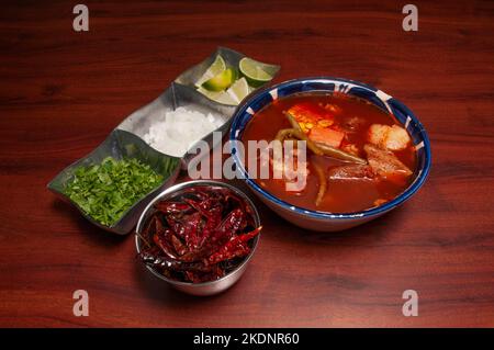 Délicieuse cuisine mexicaine connue sous le nom de Caldo de res Banque D'Images