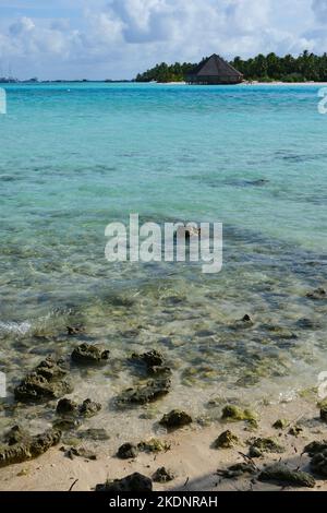 Dhiffushi est l'île habitée la plus à l'est des Maldives et est témoin du lever du soleil le premier dans le pays. Belle scène de l'après-midi. Banque D'Images