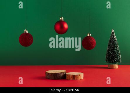 Fond de Noël avec podium pour la présentation du produit. Piédestal en bois naturel, sapin de Noël et boules rouges. Bonne année et Joyeux CH Banque D'Images