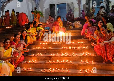 Kolkata, Inde. 07th novembre 2022. Les dévotés féminins exécutent des rituels pendant l'occasion. Les dévotés illuminent les lampes à huile, décorent les ghats, exécutent des rituels sur les rives du Ganga à l'occasion de Dev Deepawali, c'est l'un des plus grands Festival de lumière en Inde. Crédit : SOPA Images Limited/Alamy Live News Banque D'Images