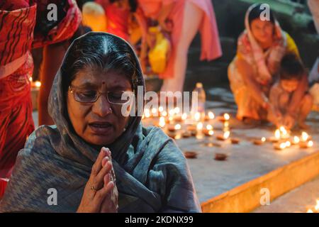 Kolkata, Inde. 07th novembre 2022. Une femme a vu offrir des prières pendant l'occasion. Les dévotés illuminent les lampes à huile, décorent les ghats, exécutent des rituels sur les rives du Ganga à l'occasion de Dev Deepawali, c'est l'un des plus grands Festival de lumière en Inde. Crédit : SOPA Images Limited/Alamy Live News Banque D'Images
