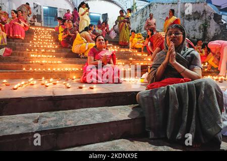 Kolkata, Inde. 07th novembre 2022. Les dévotés féminins offrent des prières pendant l'occasion. Les dévotés illuminent les lampes à huile, décorent les ghats, exécutent des rituels sur les rives du Ganga à l'occasion de Dev Deepawali, c'est l'un des plus grands Festival de lumière en Inde. Crédit : SOPA Images Limited/Alamy Live News Banque D'Images