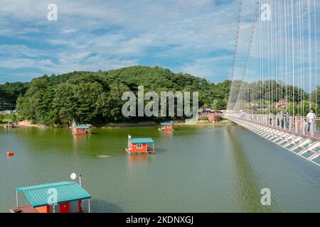 Yesan, Corée - 10 septembre 2022 : lac Yedang et pont suspendu Yedangho et maisons flottantes Banque D'Images