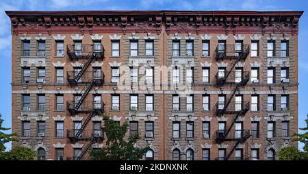 Immeuble d'appartements New York à l'ancienne avec décoration sur le toit, corniche et sorties de feu extérieures Banque D'Images