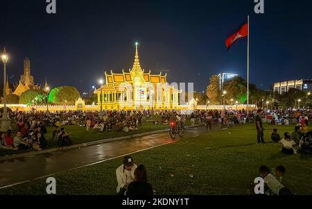 Moonlight Pavillion, Palais Royal, Phnom Penh, Cambodge, 7 novembre 2022. Les gens se rassemblent dans le parc du Palais Royal, devant le pavillon clair de lune élaboré et éclairé du Palais Royal de Phnom Penh, au Cambodge, pour le Festival de l'eau cambodgien annuel. Le festival principal est prévu le 8 novembre 2022, et tandis que les courses traditionnelles de bateaux-dragons ont été annulées, de nombreux autres événements et célébrations ont lieu sur trois jours le long des rives de la rivière Tonle SAP, en face du Palais Royal. Banque D'Images