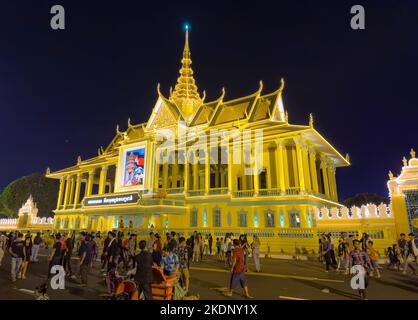 Moonlight Pavillion, Palais Royal, Phnom Penh, Cambodge, 7 novembre 2022. Le pavillon clair de lune élaboré du Palais Royal de Phnom Penh, au Cambodge, est illuminé à mesure que les populations locales se réunissent pour célébrer la veille du Festival de l'eau cambodgien annuel. Le festival principal est prévu le 8 novembre 2022, et tandis que les courses traditionnelles de bateaux-dragons ont été annulées, de nombreux autres événements et célébrations ont lieu sur trois jours le long des rives de la rivière Tonle SAP, en face du Palais Royal. Banque D'Images