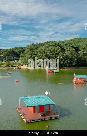 Lac Yedang et maisons flottantes à Yesan, Corée Banque D'Images