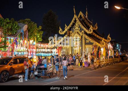 Décoration de lanterne en papier feu colorée dans le temple bouddhiste du festival Lantern. Chiangmai, Thaïlande. Banque D'Images