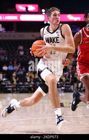 7 novembre 2022: Wake Forest junior Andrew Carr (11) conduit au panier contre Fairfield. Match de basketball de la NCAA pendant la moitié de 2nd, entre l'Université Fairfield et l'Université Wake Forest au Lawrence Joel Veterans Memorial Coliseum, Winston Salem. NC David Beach/CSM Banque D'Images