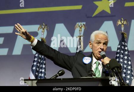 Fort Lauderdale, États-Unis. 07th novembre 2022. Charlie Crist, candidat au poste de gouverneur, formule des remarques lors d'un rassemblement « Get Out the vote » au lieu de l'événement, fort Lauderdale, Floride, lundi, 7 novembre, 2022. Photo de Gary I Rothstein/UPI crédit: UPI/Alay Live News Banque D'Images