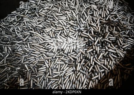 Boîtiers de balles sur fond sombre à l'usine de production d'armures Banque D'Images