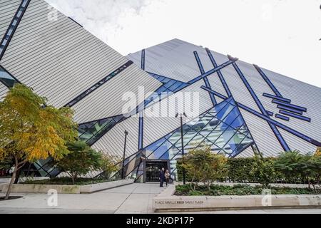 L'extérieur de l'édifice du Musée royal de l'Ontario ressemble à un cristal, composé de verre, d'aluminium et d'un cadre en acier, et conçu par Daniel Libeskind en 20 Banque D'Images