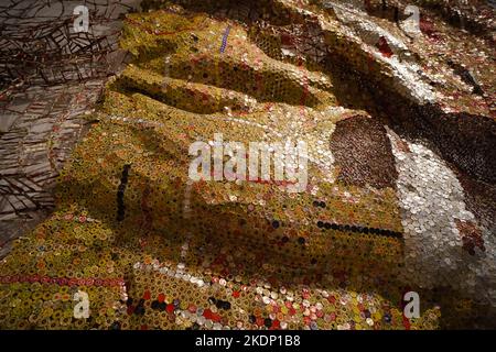 Grande tapisserie en métal faite avec des hauts de bouteille de liqueur jetés par l'artiste africain El Anatsui. Les dessus de bouteille sont des marchandises d'importation et ont un fort hist africain Banque D'Images