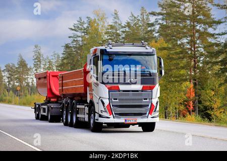 Nouvelle remorque cassette Volvo FH16 Un Berglund AB en mouvement sur l'autoroute 25 par un beau jour d'automne. Raasepori, Finlande. 23 septembre 2022. Banque D'Images