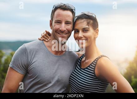 Nous adorons ces dates d'extérieur. Portrait d'un jeune couple heureux profitant de la journée à l'extérieur. Banque D'Images