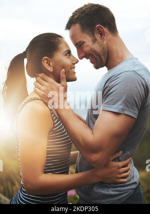Tomber amoureux et se sent si bien. Un jeune couple qui profite d'une journée romantique à l'extérieur. Banque D'Images