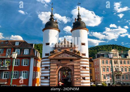 Vue sur la porte Stadttor depuis le vieux pont de Heidelberg, Allemagne Banque D'Images