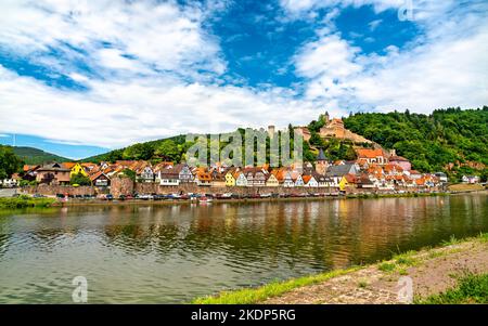 Ville et château de Hirschhorn sur le fleuve Neckar à Odenwald - Hesse, Allemagne Banque D'Images