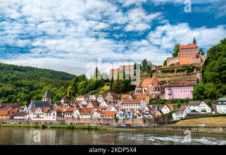 Ville et château de Hirschhorn sur le fleuve Neckar à Odenwald - Hesse, Allemagne Banque D'Images