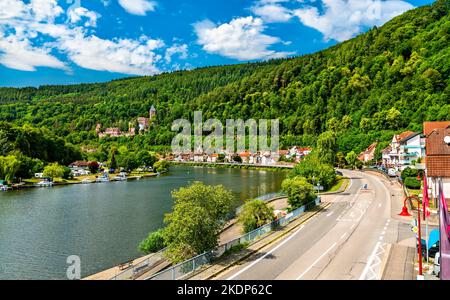 Village de Zwingenberg avec son château au-dessus de la rivière Neckar à Odenwald - Bade-Wurtemberg, Allemagne Banque D'Images