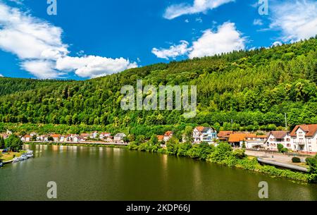 Village de Zwingenberg au-dessus de la rivière Neckar à Odenwald - Bade-Wurtemberg, Allemagne Banque D'Images