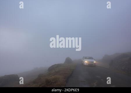 Srinagar, Inde. 07th novembre 2022. Un véhicule se déplace le long de la route par temps brumeux à la périphérie de Srinagar. Les pluies ont continué à frapiller les plaines tandis que les tronçons supérieurs ont reçu des chutes de neige alors que l'homme météorologique avait prédit un temps plus humide à Jammu-et-Cachemire jusqu'à 11 novembre. Crédit : SOPA Images Limited/Alamy Live News Banque D'Images