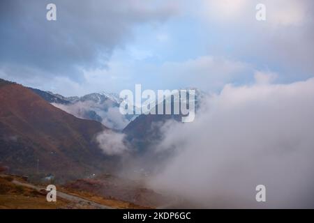 Srinagar, Inde. 07th novembre 2022. Les nuages engloutissent les montagnes pendant une journée d'automne froide à la périphérie de Srinagar. Les pluies ont continué à frapiller les plaines tandis que les tronçons supérieurs ont reçu des chutes de neige alors que l'homme météorologique avait prédit un temps plus humide à Jammu-et-Cachemire jusqu'à 11 novembre. Crédit : SOPA Images Limited/Alamy Live News Banque D'Images