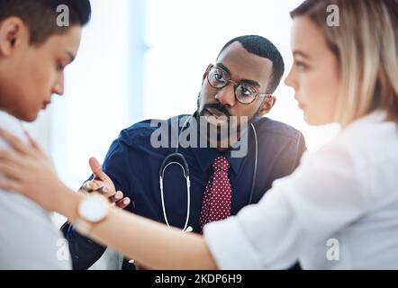 Il y a beaucoup de mesures que nous pouvons prendre. Un jeune couple ayant une consultation avec son médecin. Banque D'Images