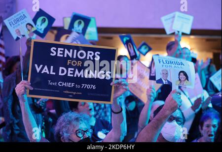 Fort Lauderdale, États-Unis. 07th novembre 2022. Les partisans du candidat tiennent des panneaux pendant le candidat du gouverneur Charlie Crist et le candidat démocrate pour le Sénat américain Val Demings lors d'un rassemblement « Get Out the vote » au lieu, fort Lauderdale, Floride, lundi, 7 novembre, 2022. Photo de Gary I Rothstein/UPI crédit: UPI/Alay Live News Banque D'Images