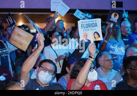Fort Lauderdale, États-Unis. 07th novembre 2022. Les partisans du candidat tiennent des panneaux pendant le candidat du gouverneur Charlie Crist et le candidat démocrate pour le Sénat américain Val Demings lors d'un rassemblement « Get Out the vote » au lieu, fort Lauderdale, Floride, lundi, 7 novembre, 2022. Photo de Gary I Rothstein/UPI crédit: UPI/Alay Live News Banque D'Images