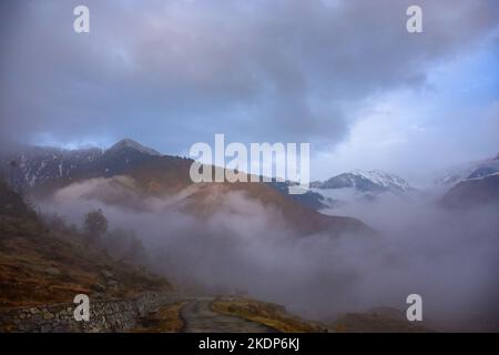 Srinagar, Inde. 07th novembre 2022. Les nuages engloutissent les montagnes pendant une journée d'automne froide à la périphérie de Srinagar. Les pluies ont continué à frapiller les plaines tandis que les tronçons supérieurs ont reçu des chutes de neige alors que l'homme météorologique avait prédit un temps plus humide à Jammu-et-Cachemire jusqu'à 11 novembre. (Photo de Saqib Majeed/SOPA Images/Sipa USA) crédit: SIPA USA/Alay Live News Banque D'Images
