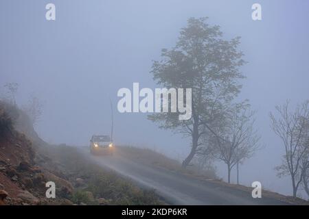 Srinagar, Inde. 07th novembre 2022. Un véhicule se déplace le long de la route par temps brumeux à la périphérie de Srinagar. Les pluies ont continué à frapiller les plaines tandis que les tronçons supérieurs ont reçu des chutes de neige alors que l'homme météorologique avait prédit un temps plus humide à Jammu-et-Cachemire jusqu'à 11 novembre. (Photo de Saqib Majeed/SOPA Images/Sipa USA) crédit: SIPA USA/Alay Live News Banque D'Images