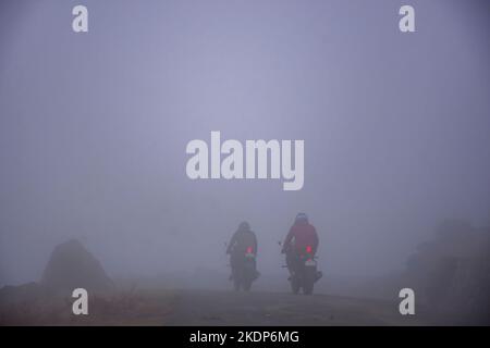 Srinagar, Inde. 07th novembre 2022. Les motards se baladent le long d'une route par temps brumeux à la périphérie de Srinagar. Les pluies ont continué à frapiller les plaines tandis que les tronçons supérieurs ont reçu des chutes de neige alors que l'homme météorologique avait prédit un temps plus humide à Jammu-et-Cachemire jusqu'à 11 novembre. (Photo de Saqib Majeed/SOPA Images/Sipa USA) crédit: SIPA USA/Alay Live News Banque D'Images