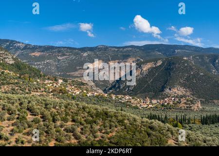 Une vue sur le petit village de montagne d'Eleonas dans les montagnes de la Grèce centrale Banque D'Images