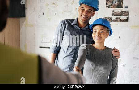 Poignée de main, ingénierie et architecte dans le cadre d'un partenariat conclu en B2B avec une entreprise industrielle prospère. Sourire, embauche et femme heureuse dans la direction Banque D'Images