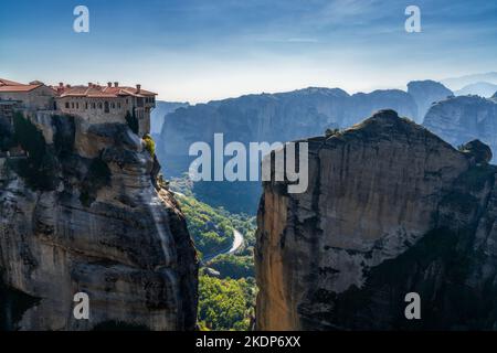 Kalabaka, Grèce - 4 novembre 2022 : vue sur le monastère de Varlaam et le paysage de Meteora Banque D'Images