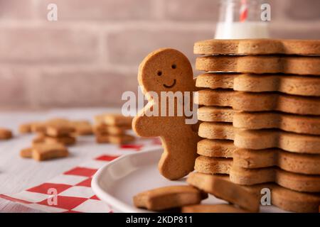 Pain d'épice maison souriant, biscuit de derrière une pile de biscuits. Ces cookies sont traditionnellement fabriqués pendant la période des fêtes pour Chr Banque D'Images