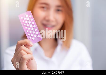 Adolescente avec les pilules contraceptives combinées comprimé oral contraceptif, COCP montrer heureux sourire