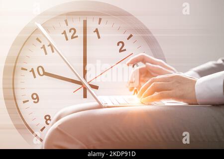 travail d'affaires à l'heure concept de travail rapide. saisie manuelle sur ordinateur portable contre heures cadran d'horloge pour les heures de bureau matin. Banque D'Images