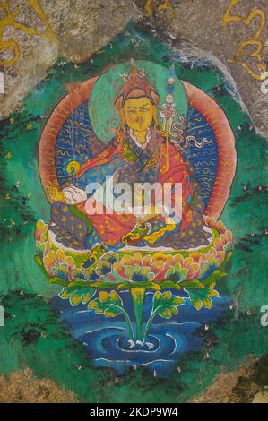 Peinture rock colorée de Padmasambhava ou Guru Rinpoché sur un rocher sur le chemin du monastère de Paro Taktsang aka Tiger's Nest au Bhoutan Banque D'Images