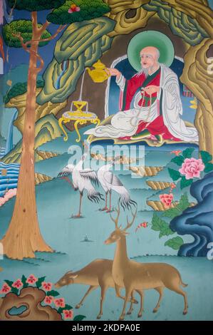 Peinture murale traditionnelle colorée représentant Mitsering le Sage de la longue vie dans le monastère de Gangtey, vallée de Phobjikha, Bhoutan Banque D'Images