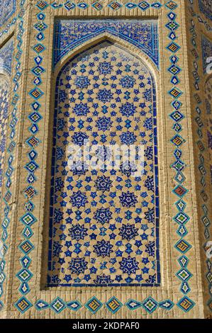 Panneau de carreaux bleus fleuris et géométriques sur l'extérieur de l'ancienne mosquée Bibi Khanum ou Khanym à Samarkand, classée au patrimoine mondial de l'UNESCO Banque D'Images