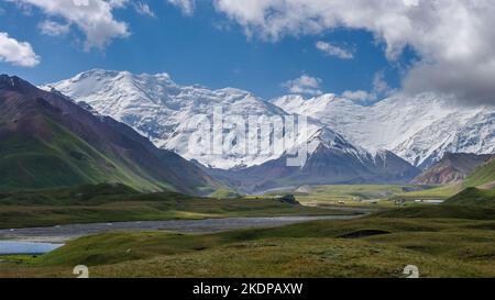 Vue panoramique sur Achik Tash basecamp de Lénine pic Aka Ibn Sina pic dans la chaîne de montagnes enneigée Trans Alay ou Trans Alai, au sud du Kirghizistan Banque D'Images