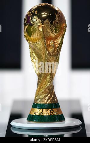 Photo du dossier datée du 31-03-2022 du trophée de la coupe du monde de la FIFA. La coupe du monde au Qatar est en cours sur 20 novembre. Date de publication : mardi 8 novembre 2022. Banque D'Images